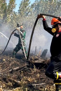 Dikepung Asap dan Bara, Satgas Darat Lanud Sjamsudin Noor Tak Beri Celah Karhutla Meluas Dekati Permukiman Warga