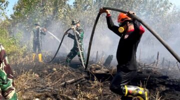 Dikepung Asap dan Bara, Satgas Darat Lanud Sjamsudin Noor Tak Beri Celah Karhutla Meluas Dekati Permukiman Warga