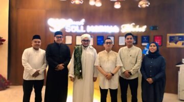 Bondan Anandhita Adhie Eksekutif Asistant Mannager Grand Soll Marina Hotel Tangerang dan manajemen hotel saat Foto bersama dengan Habib Hafid Baraqbah