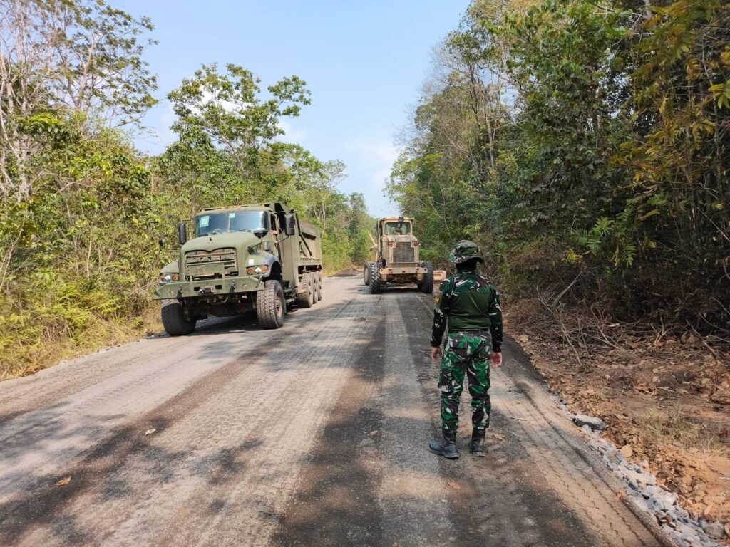 Wadan Kodiklat TNI Tinjau Proyek Pengerasan Jalan Encap Super Garuda Shield 2026 di Baturaja - Teropong Rakyat
