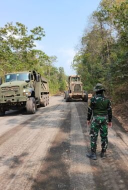 Wadan Kodiklat TNI Tinjau Proyek Pengerasan Jalan Encap Super Garuda Shield 2026 di Baturaja