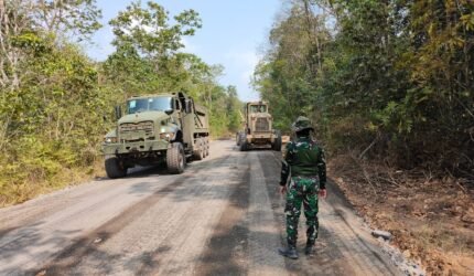 Wadan Kodiklat TNI Tinjau Proyek Pengerasan Jalan Encap Super Garuda Shield 2026 di Baturaja - Teropong Rakyat