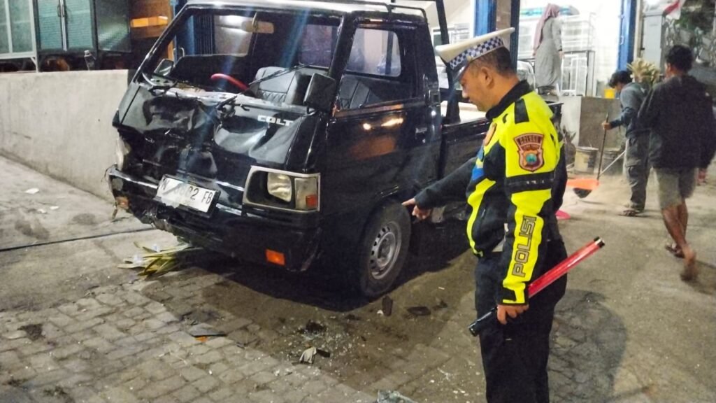 Portal Berita Indonesia dan Dunia Terkini Hari Ini, Update Harian Terbaru, Terlengkap, Tajam, Aktual dan Berimbang. Tabrak Beruntun di Karangploso, Pengendara Motor Meninggal Dunia di TKP, Satu Korban Luka Berat - Teropong Rakyat