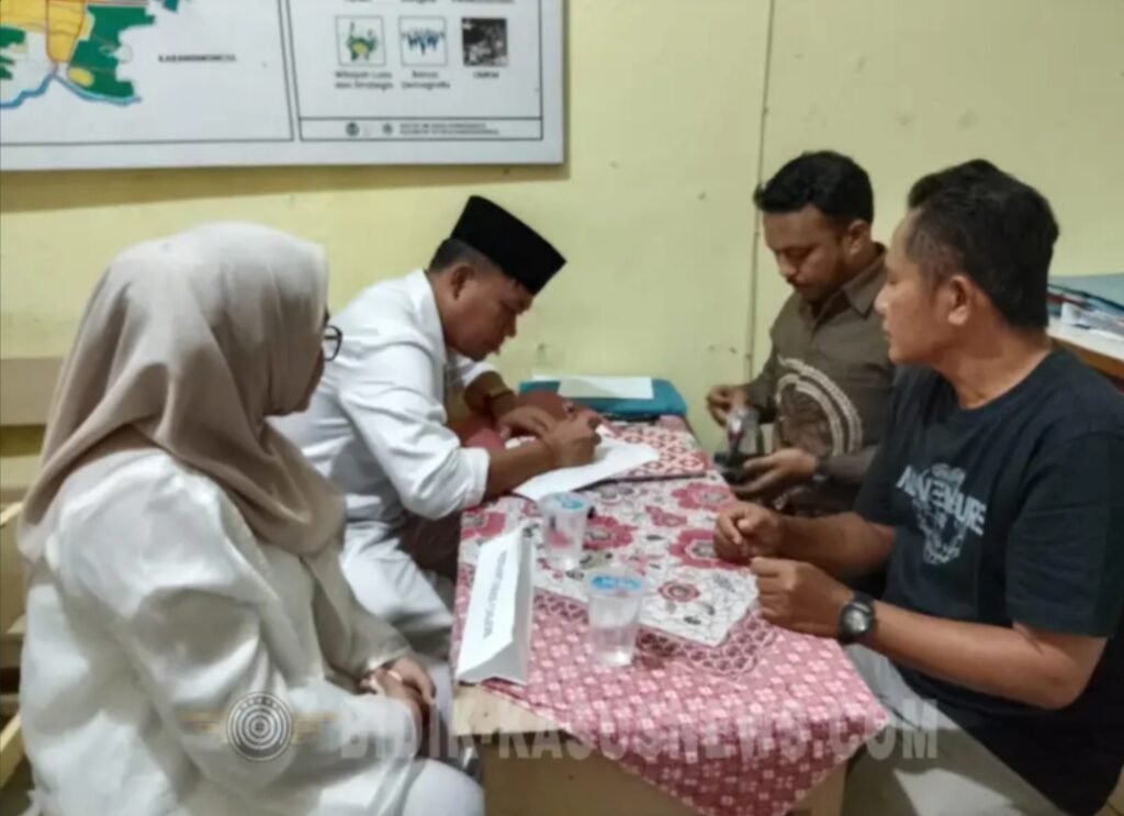 Portal Berita Indonesia dan Dunia Terkini Hari Ini, Update Harian Terbaru, Terlengkap, Tajam, Aktual dan Berimbang. Ratusan Warga Antar Walis Erlangga Firera Daftar Bakal Calon Kepala Desa Randudongkal - Teropong Rakyat