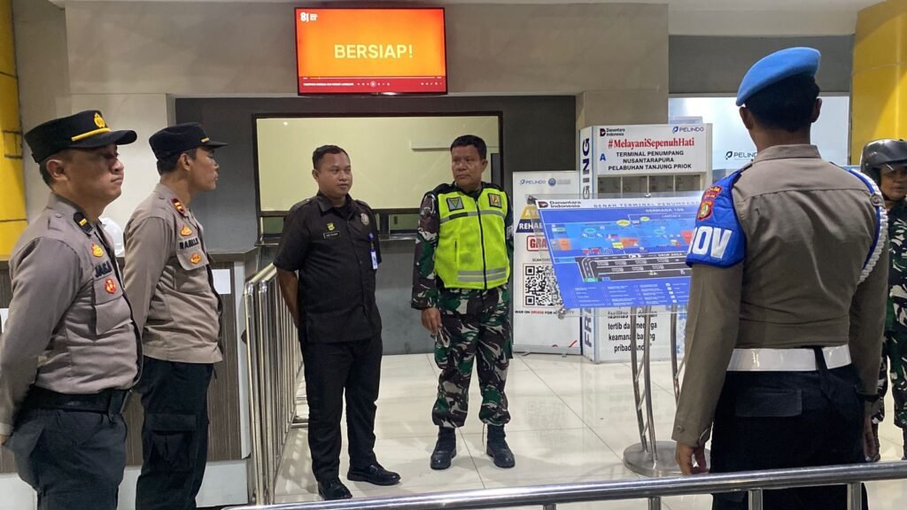 Portal Berita Indonesia dan Dunia Terkini Hari Ini, Update Harian Terbaru, Terlengkap, Tajam, Aktual dan Berimbang. Patroli Gabungan TNI-Polri, Stakeholder di Kawasan Pelabuhan Tanjung Priok, Jaga Kamtibmas Tetap Aman dan Kondusif - Teropong Rakyat