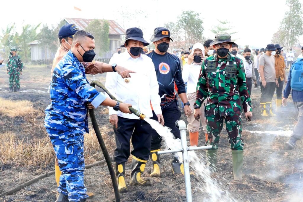 Portal Berita Indonesia dan Dunia Terkini Hari Ini, Update Harian Terbaru, Terlengkap, Tajam, Aktual dan Berimbang. Gunakan Cairan Khusus, Metode Undercooling Dikerahkan; Gubernur, Danlanud, dan Forkopimda Kalsel Bersinergi di Titik Api Atasi Karhutla - Teropong Rakyat