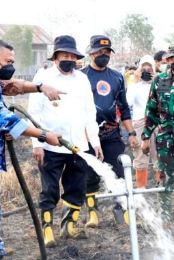 Gunakan Cairan Khusus, Metode Undercooling Dikerahkan; Gubernur, Danlanud, dan Forkopimda Kalsel Bersinergi di Titik Api Atasi Karhutla