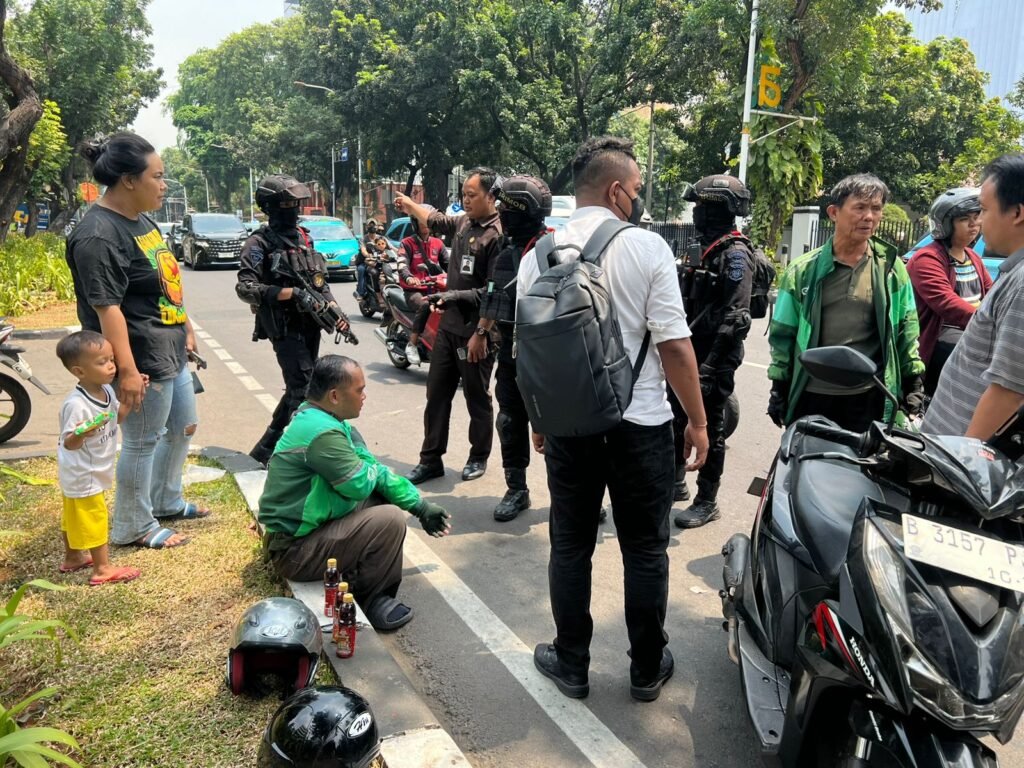 Brimob Polda Metro Jaya Patroli Cipta Kondisi, Bantu Pengemudi Ojol Kecelakaan di Kebun Sirih - Teropong Rakyat
