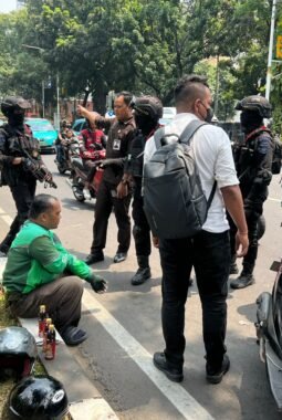 Brimob Polda Metro Jaya Patroli Cipta Kondisi, Bantu Pengemudi Ojol Kecelakaan di Kebun Sirih