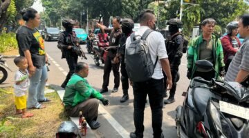 Brimob Polda Metro Jaya Patroli Cipta Kondisi, Bantu Pengemudi Ojol Kecelakaan di Kebun Sirih