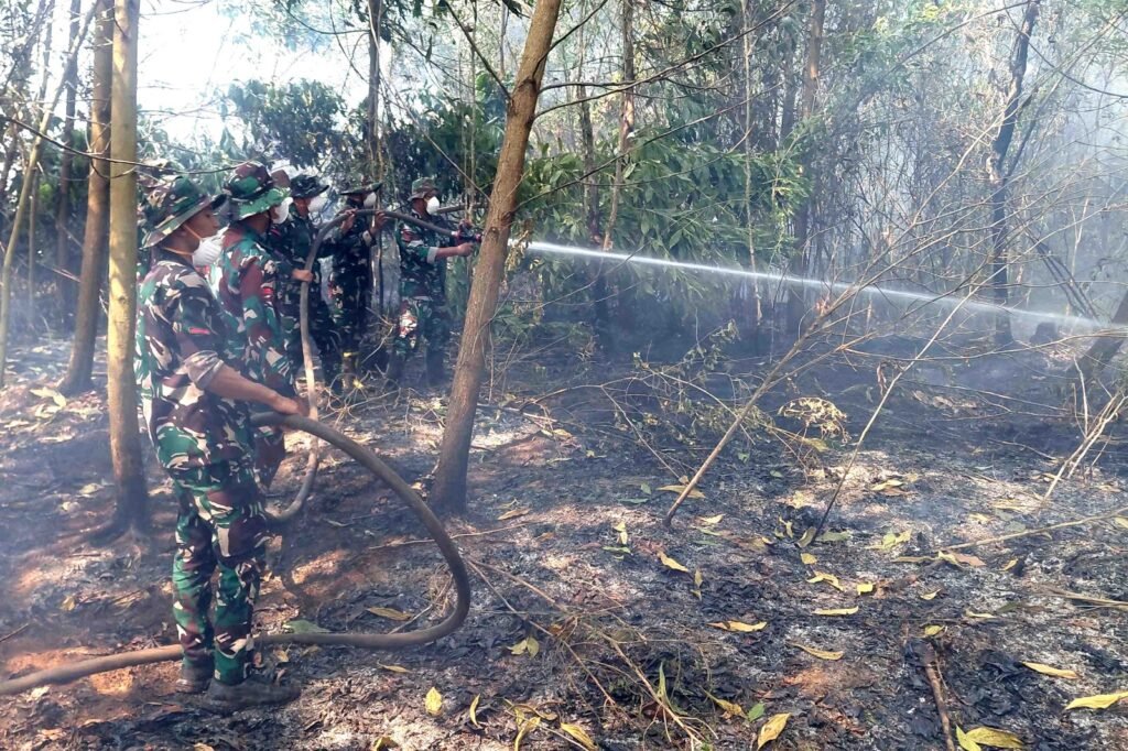 Portal Berita Indonesia dan Dunia Terkini Hari Ini, Update Harian Terbaru, Terlengkap, Tajam, Aktual dan Berimbang. Gambut Jadi Medan Tempur, Satgas Darat Lanud Sjamsudin Noor Pantang Pulang Sebelum Bara Terkendali - Teropong Rakyat