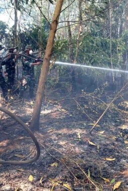 Gambut Jadi Medan Tempur, Satgas Darat Lanud Sjamsudin Noor Pantang Pulang Sebelum Bara Terkendali