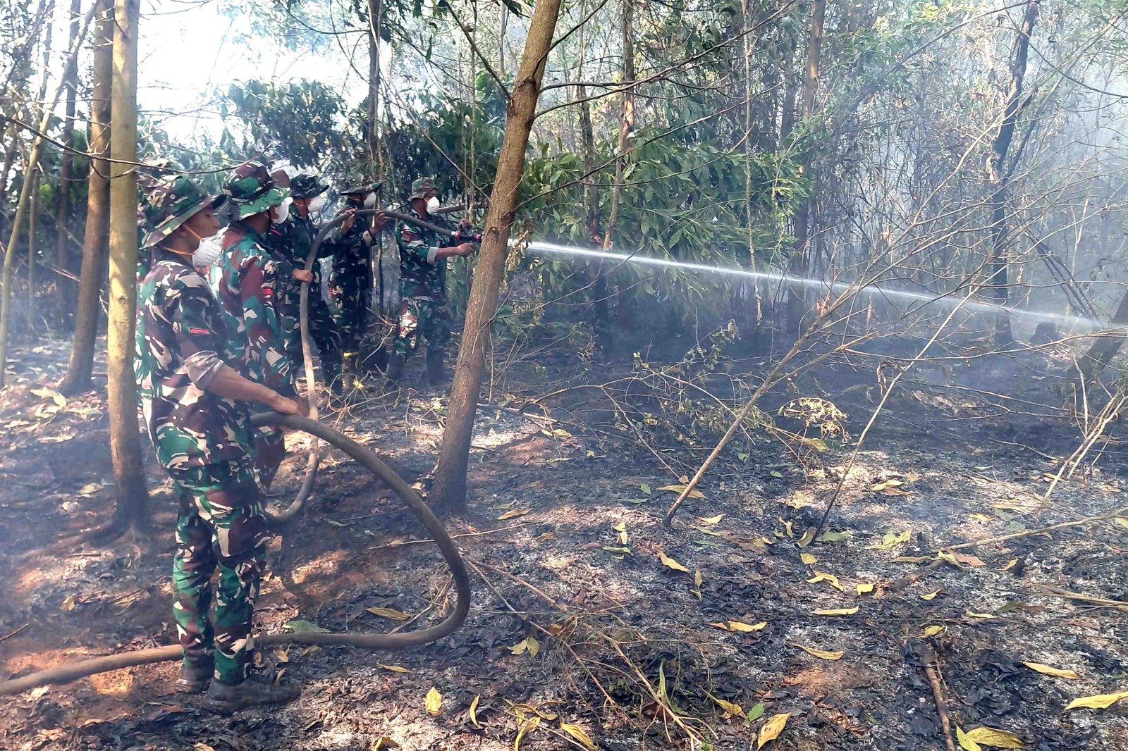 Gambut Jadi Medan Tempur, Satgas Darat Lanud Sjamsudin Noor Pantang Pulang Sebelum Bara Terkendali