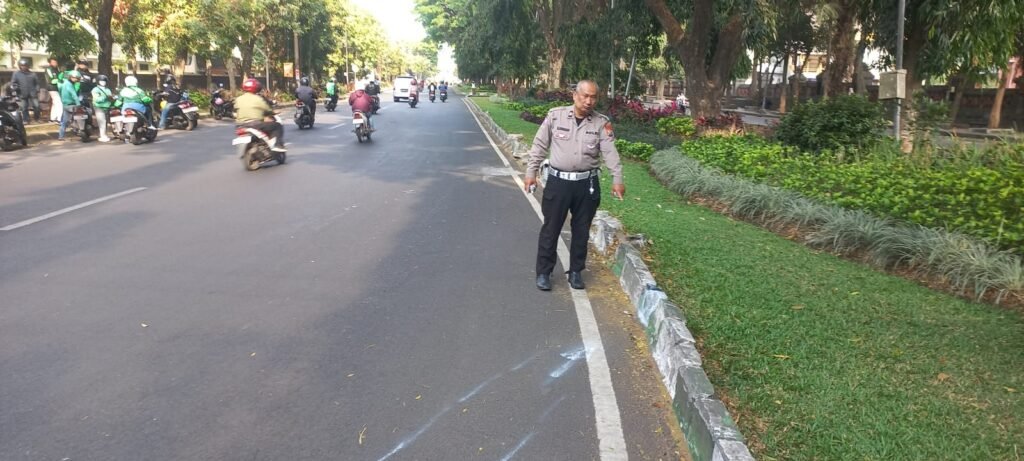 Portal Berita Indonesia dan Dunia Terkini Hari Ini, Update Harian Terbaru, Terlengkap, Tajam, Aktual dan Berimbang. Diduga Kurang Konsentrasi, Pengendara Honda Beat Tewas Tabrak Median Jalan di Kota Malang - Teropong Rakyat