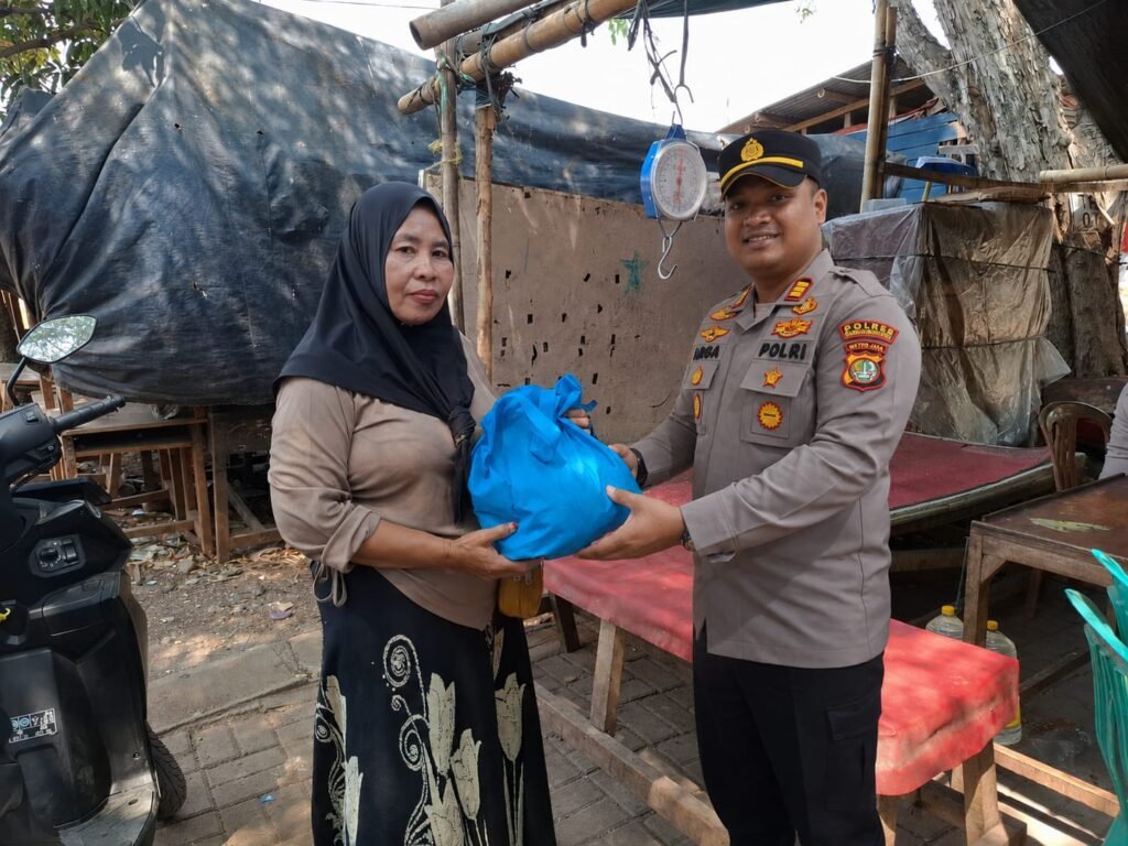 Portal Berita Indonesia dan Dunia Terkini Hari Ini, Update Harian Terbaru, Terlengkap, Tajam, Aktual dan Berimbang. Jumat Peduli, Polsek Kawasan Kalibaru Salurkan Sembako kepada Warga Kurang Mampu - Teropong Rakyat