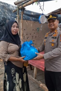 Jumat Peduli, Polsek Kawasan Kalibaru Salurkan Sembako kepada Warga Kurang Mampu