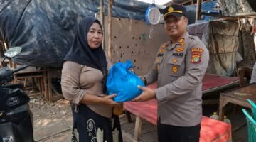 Jumat Peduli, Polsek Kawasan Kalibaru Salurkan Sembako kepada Warga Kurang Mampu
