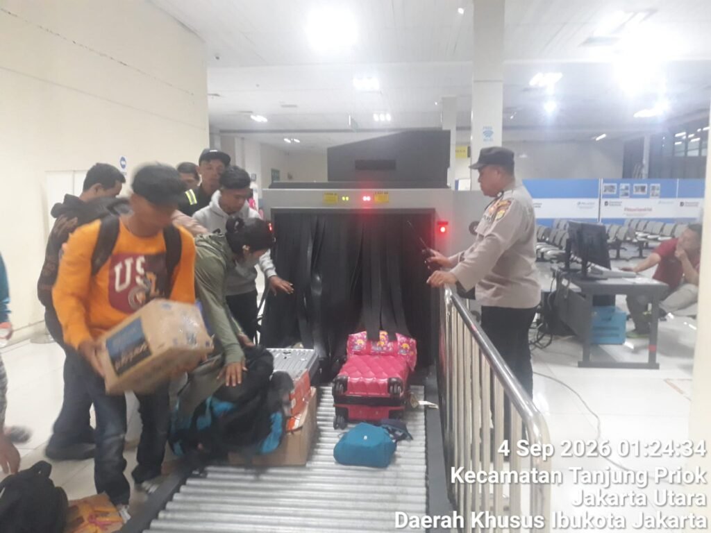 Portal Berita Indonesia dan Dunia Terkini Hari Ini, Update Harian Terbaru, Terlengkap, Tajam, Aktual dan Berimbang. Pelayanan Dan Pengamanan Debarkasi KM Kelud di Pelabuhan Tanjung Priok Berlangsung Aman, 1.218 Penumpang Turun dari Batam - Teropong Rakyat