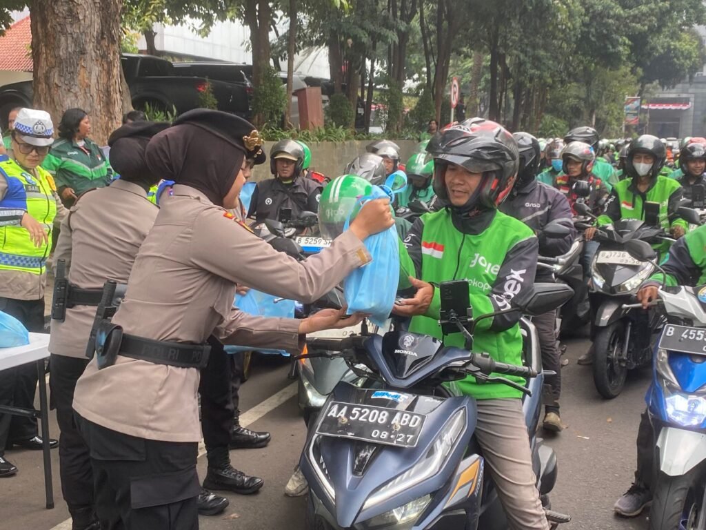 Portal Berita Indonesia dan Dunia Terkini Hari Ini, Update Harian Terbaru, Terlengkap, Tajam, Aktual dan Berimbang. Jumat Peduli, Polda Metro Jaya Berbagi Sembako kepada Pengemudi Ojol - Teropong Rakyat
