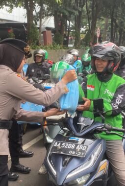 Jumat Peduli, Polda Metro Jaya Berbagi Sembako kepada Pengemudi Ojol