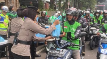 Jumat Peduli, Polda Metro Jaya Berbagi Sembako kepada Pengemudi Ojol