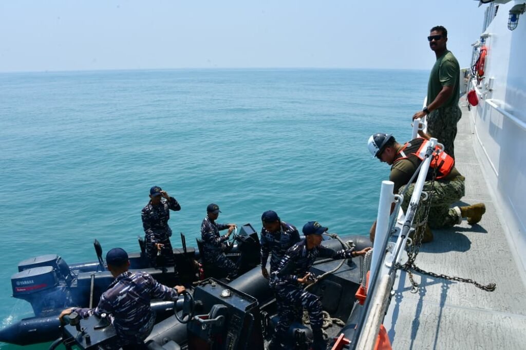 Portal Berita Indonesia dan Dunia Terkini Hari Ini, Update Harian Terbaru, Terlengkap, Tajam, Aktual dan Berimbang. Latihan Pengenalan Alat Penyelamatan Kapal Perkuat Kemampuan TNI dan Unsur Maritim AS - Teropong Rakyat