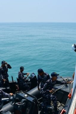 Latihan Pengenalan Alat Penyelamatan Kapal Perkuat Kemampuan TNI dan Unsur Maritim AS