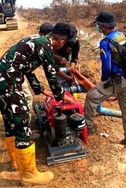 Pastikan Sumber Air Karhutla Tetap Andal, Personel Lanud Sjamsudin Noor Siaga 24 Jam Dukung Kesiapan dan Operasi Penanganan Karhutla.