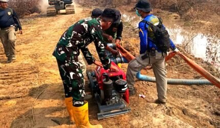 Pastikan Sumber Air Karhutla Tetap Andal, Personel Lanud Sjamsudin Noor Siaga 24 Jam Dukung Kesiapan dan Operasi Penanganan Karhutla. - Teropong Rakyat
