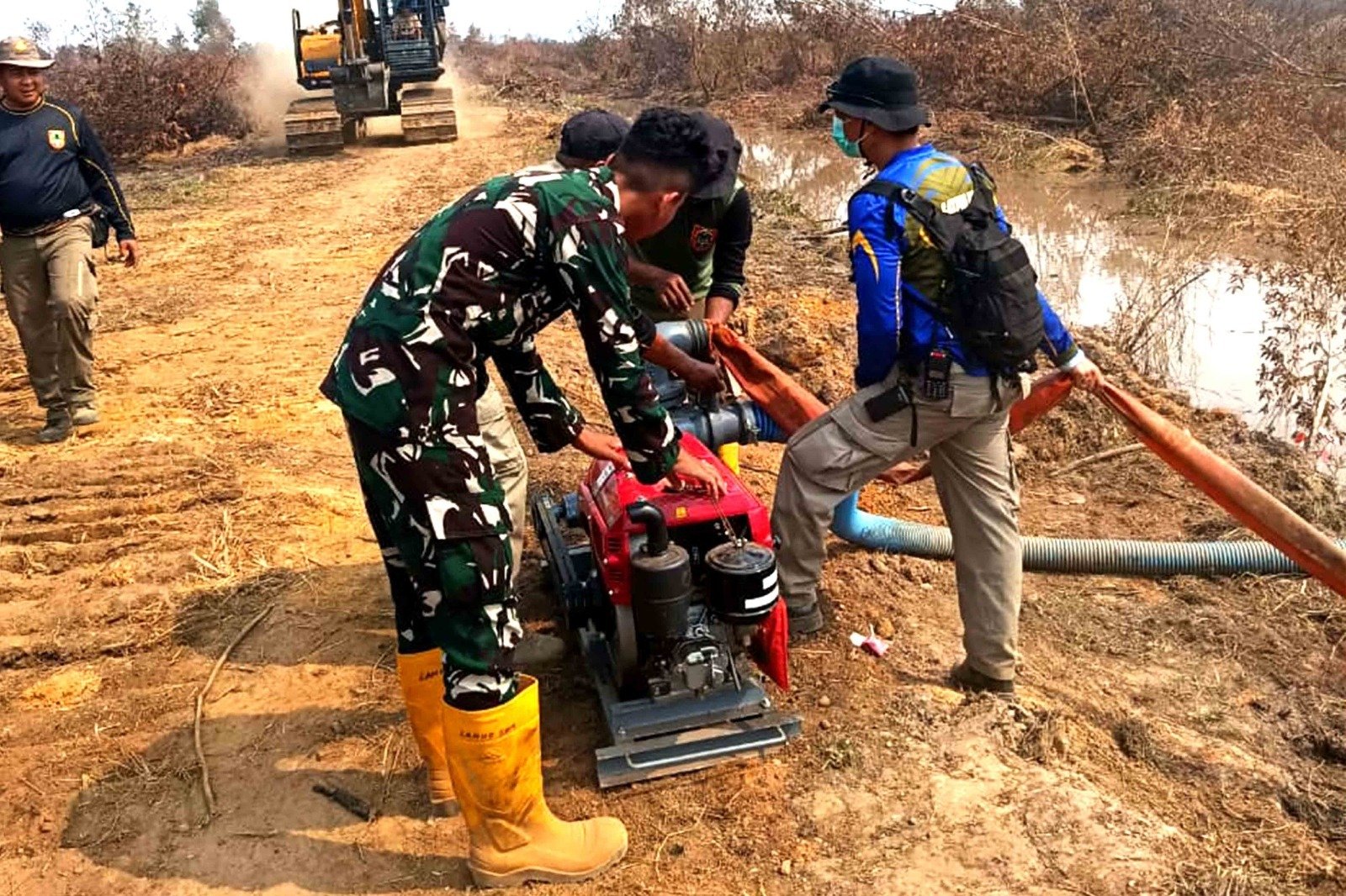 Pastikan Sumber Air Karhutla Tetap Andal, Personel Lanud Sjamsudin Noor Siaga 24 Jam Dukung Kesiapan dan Operasi Penanganan Karhutla.