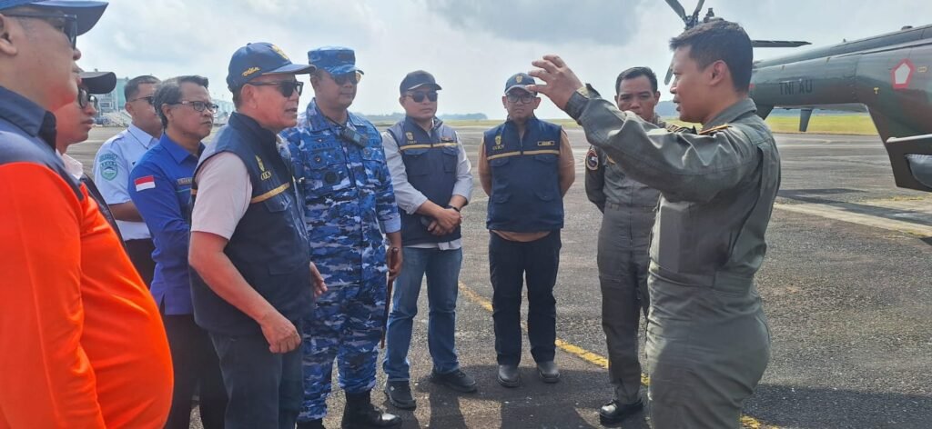 Portal Berita Indonesia dan Dunia Terkini Hari Ini, Update Harian Terbaru, Terlengkap, Tajam, Aktual dan Berimbang. TNI Perkuat Penanganan Karhutla di Kawasan IKN Melalui Darat dan Udara - Teropong Rakyat