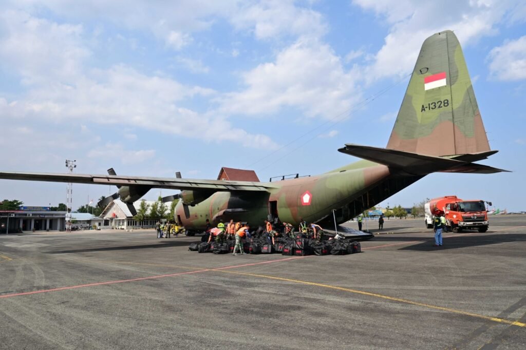 Portal Berita Indonesia dan Dunia Terkini Hari Ini, Update Harian Terbaru, Terlengkap, Tajam, Aktual dan Berimbang. Hercules TNI AU Kembali Tiba di Lanud Sjamsudin Noor, Bawa Ratusan APD Bantuan Kemhan RI dan Masker Dari Puskes TNI AU Untuk Perkuat Penanganan Karhutla Kalsel - Teropong Rakyat