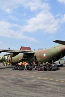 Hercules TNI AU Kembali Tiba di Lanud Sjamsudin Noor, Bawa Ratusan APD Bantuan Kemhan RI dan Masker Dari Puskes TNI AU Untuk Perkuat Penanganan Karhutla Kalsel