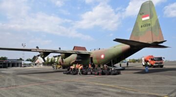 Hercules TNI AU Kembali Tiba di Lanud Sjamsudin Noor, Bawa Ratusan APD Bantuan Kemhan RI dan Masker Dari Puskes TNI AU Untuk Perkuat Penanganan Karhutla Kalsel