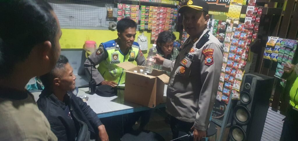 Portal Berita Indonesia dan Dunia Terkini Hari Ini, Update Harian Terbaru, Terlengkap, Tajam, Aktual dan Berimbang. Polisi Sita 12 Botol Arak Bali dari Toko Sembako di Tajinan Malang - Teropong Rakyat