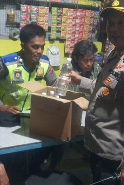 Polisi Sita 12 Botol Arak Bali dari Toko Sembako di Tajinan Malang