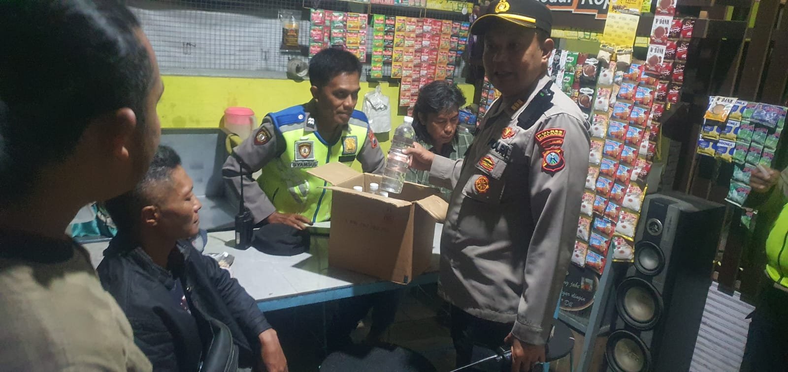 Polisi Sita 12 Botol Arak Bali dari Toko Sembako di Tajinan Malang