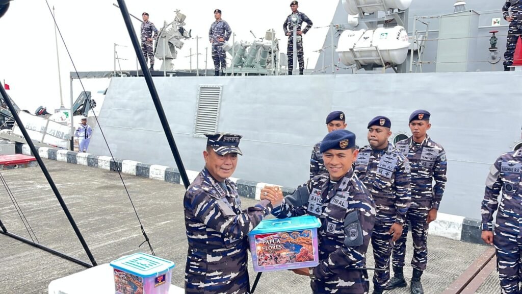 KRI Bawal-875 Salurkan Bantuan Kemanusiaan Bagi Korban Gempa NTT dan Flores - Teropong Rakyat
