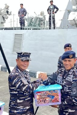 KRI Bawal-875 Salurkan Bantuan Kemanusiaan Bagi Korban Gempa NTT dan Flores