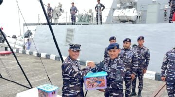 KRI Bawal-875 Salurkan Bantuan Kemanusiaan Bagi Korban Gempa NTT dan Flores
