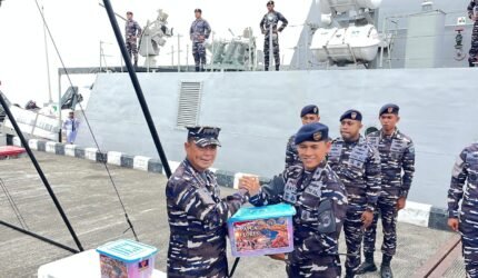 KRI Bawal-875 Salurkan Bantuan Kemanusiaan Bagi Korban Gempa NTT dan Flores - Teropong Rakyat