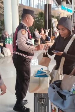 Polisi Beri Layanan Kesehatan dan Bagikan Masker kepada Pengguna Jasa Bandara Soetta