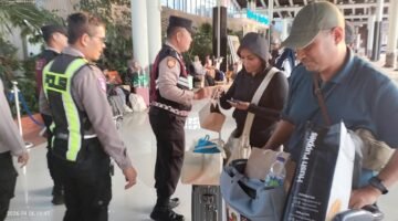 Polisi Beri Layanan Kesehatan dan Bagikan Masker kepada Pengguna Jasa Bandara Soetta