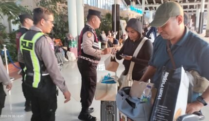 Polisi Beri Layanan Kesehatan dan Bagikan Masker kepada Pengguna Jasa Bandara Soetta - Teropong Rakyat