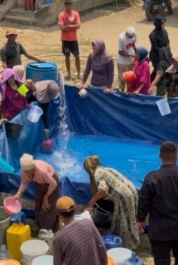 Brimob Polda Jambi Salurkan Air Bersih, Bantu Warga Terdampak Kekeringan di Muaro Jambi
