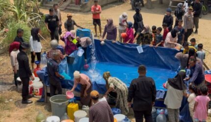 Brimob Polda Jambi Salurkan Air Bersih, Bantu Warga Terdampak Kekeringan di Muaro Jambi - Teropong Rakyat