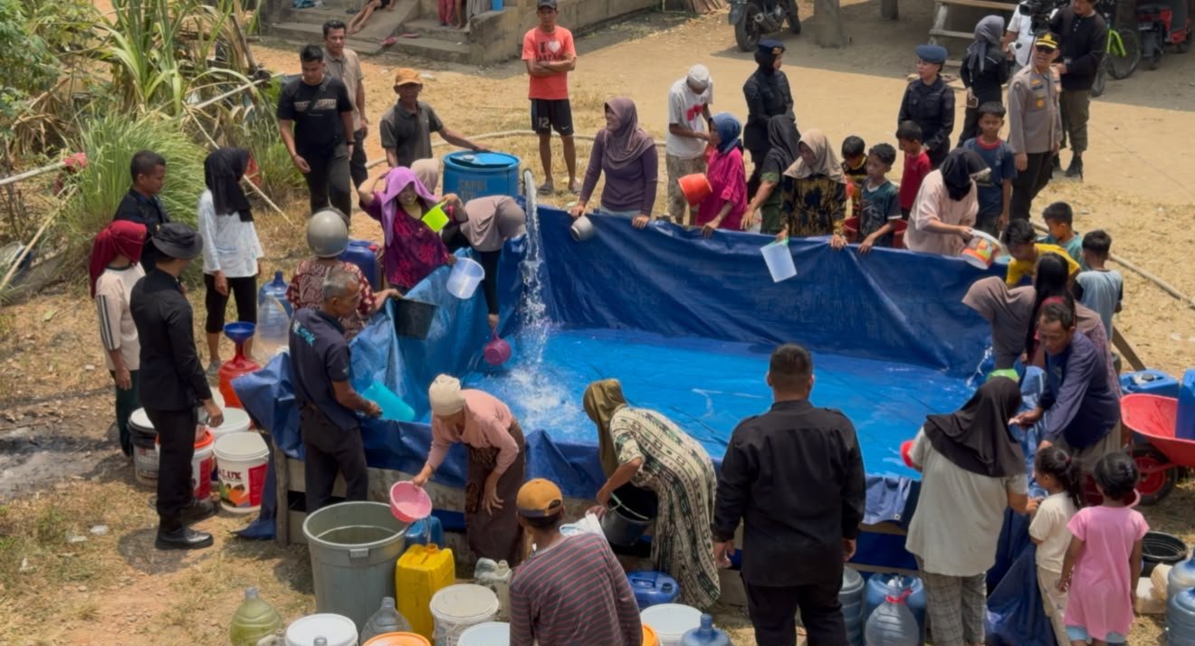 Brimob Polda Jambi Salurkan Air Bersih, Bantu Warga Terdampak Kekeringan di Muaro Jambi