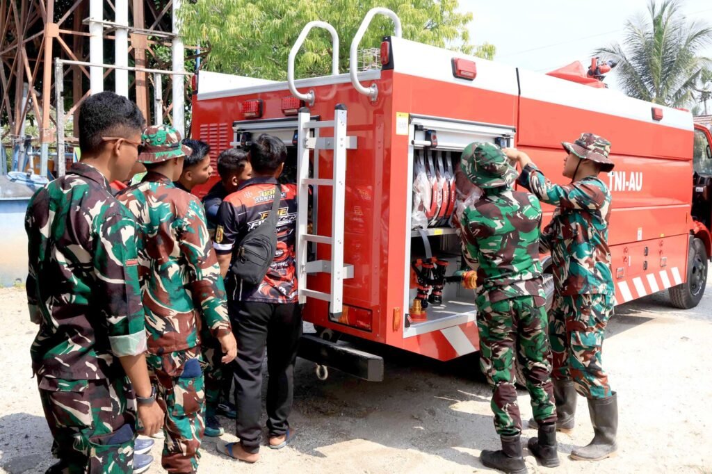 Portal Berita Indonesia dan Dunia Terkini Hari Ini, Update Harian Terbaru, Terlengkap, Tajam, Aktual dan Berimbang. Perkuat Kesiapsiagaan Dalam Menangani Karhutla, Personel Lanud Sjamsudin Noor Asah Kemampuan Operasikan Kendaraan Pemadam Kebakaran - Teropong Rakyat