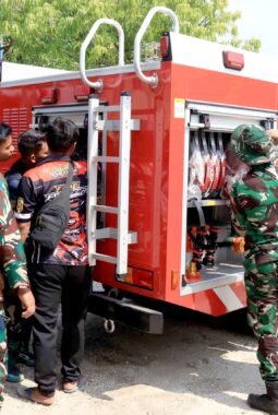 Perkuat Kesiapsiagaan Dalam Menangani Karhutla, Personel Lanud Sjamsudin Noor Asah Kemampuan Operasikan Kendaraan Pemadam Kebakaran