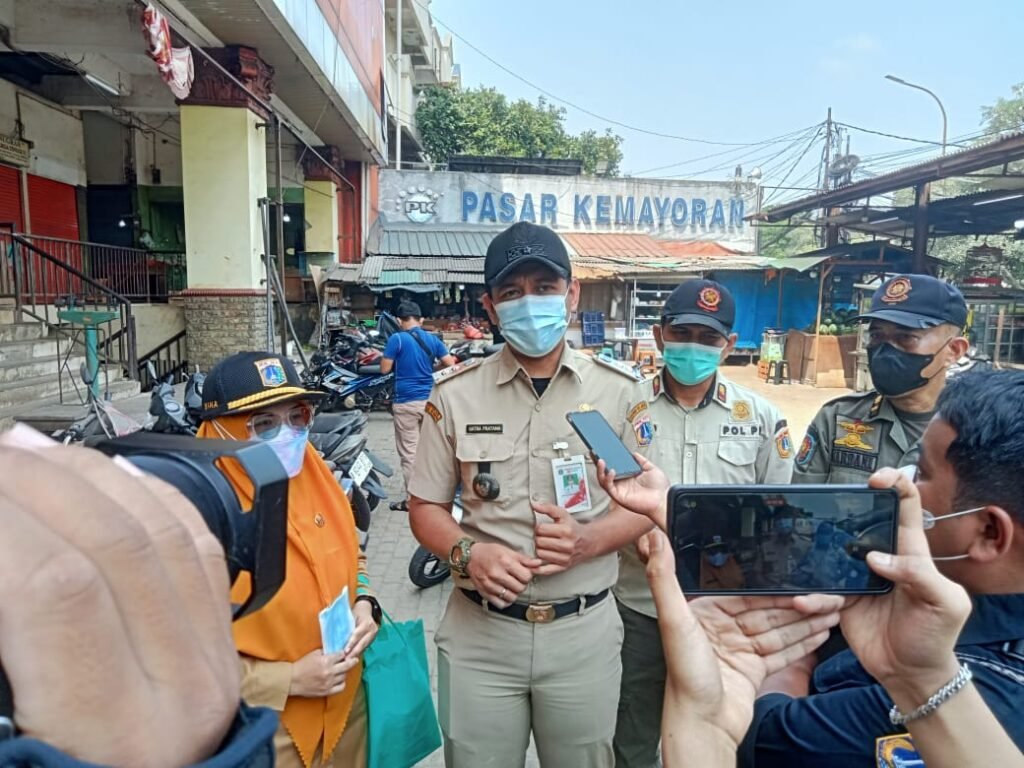 Portal Berita Indonesia dan Dunia Terkini Hari Ini, Update Harian Terbaru, Terlengkap, Tajam, Aktual dan Berimbang. Kelurahan Utan Panjang Bersama Anggota Komisi A Bagikan 500 Masker Gratis untuk Warga di Tengah Abu Vulkanik - Teropong Rakyat
